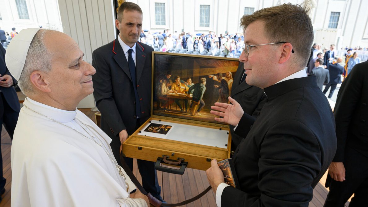 <p>Le pape a béni et signé ce tableau de Bruno Desroche, une adaptation de La Vocation de Saint Matthieu, du Caravage, le 31 juillet.</p>