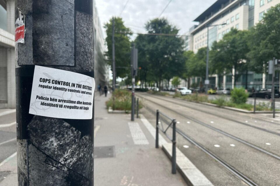 Un autocollant prévient de l'activité accrue de la police dans le quartier de la Part-Dieu à Lyon.