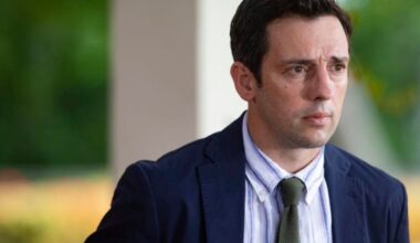 "La responsabilité était trop grande", Ralf Little (Neville Parker) se souvient de son stress avant la diffusion de son premier épisode