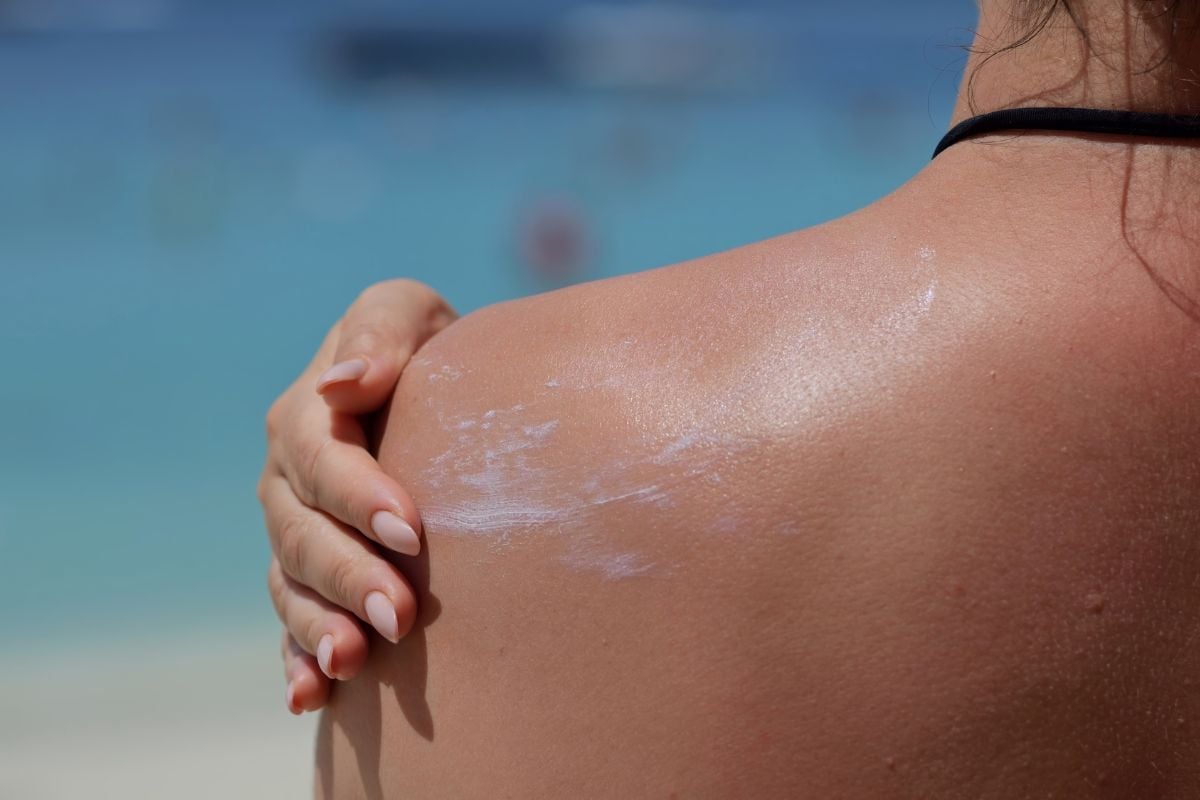 Vacances : vous mettez de la crème solaire avant de vous baigner ? Une dermatologue alerte sur cette erreur que tout le monde fait