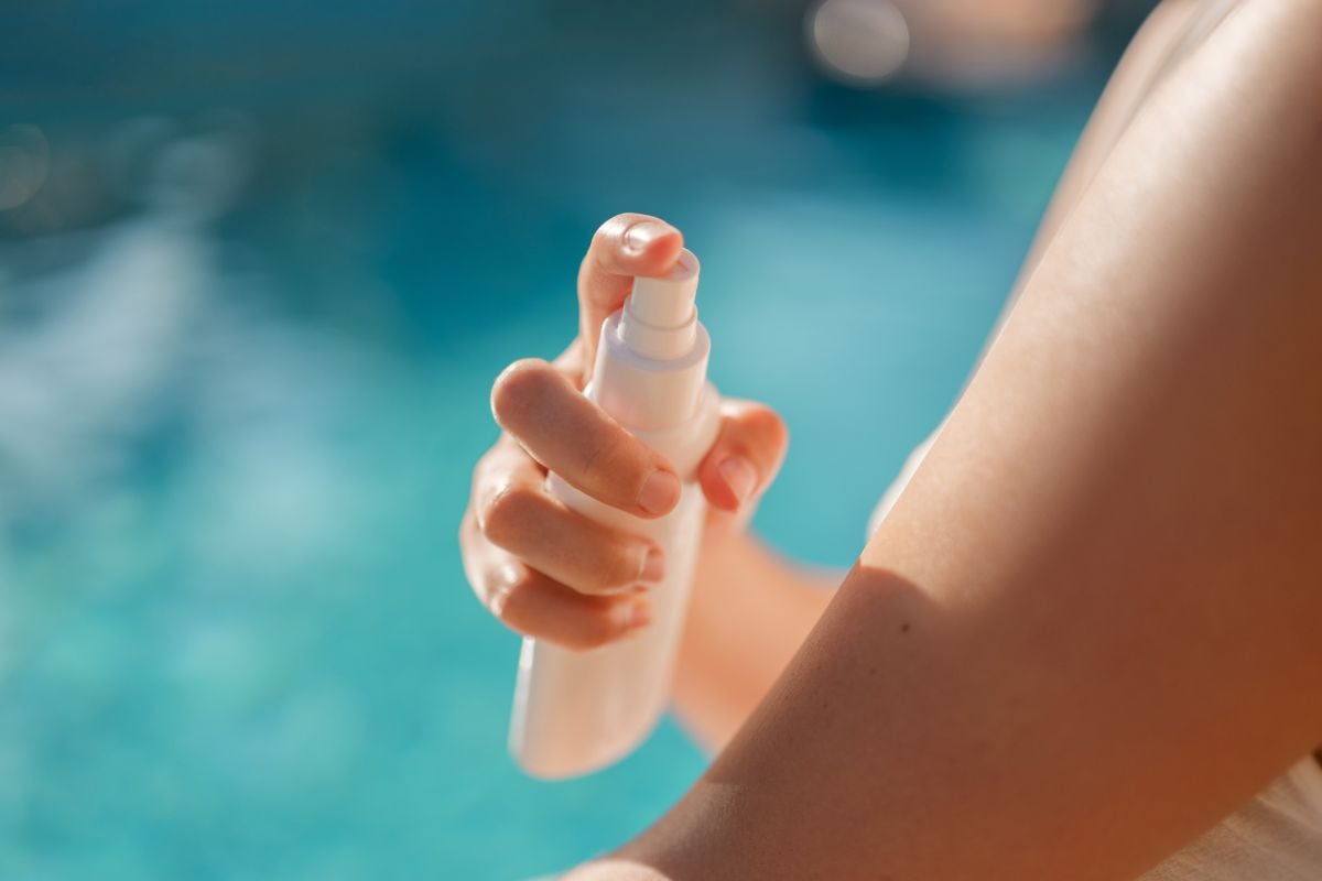 Vacances : vous mettez de la crème solaire avant de vous baigner ? Une dermatologue alerte sur cette erreur que tout le monde fait