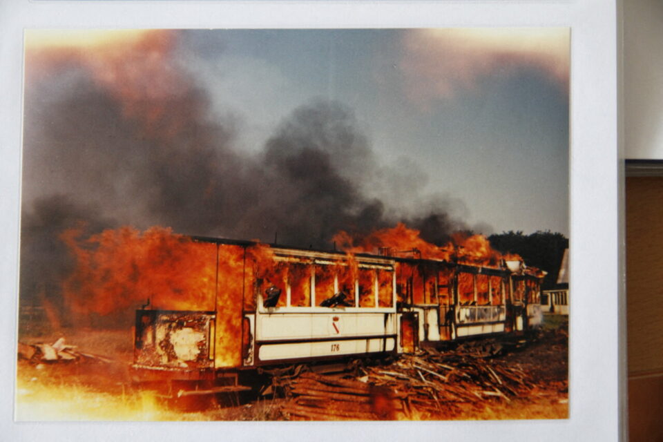 Au lendemain du défilé du 1er mai 1960, la quasi-totalité des rames du tramway, dont les caisses sont en bois, est incendiée au dépôt de Cronenbourg afin de pouvoir en ferrailler les éléments métalliques.