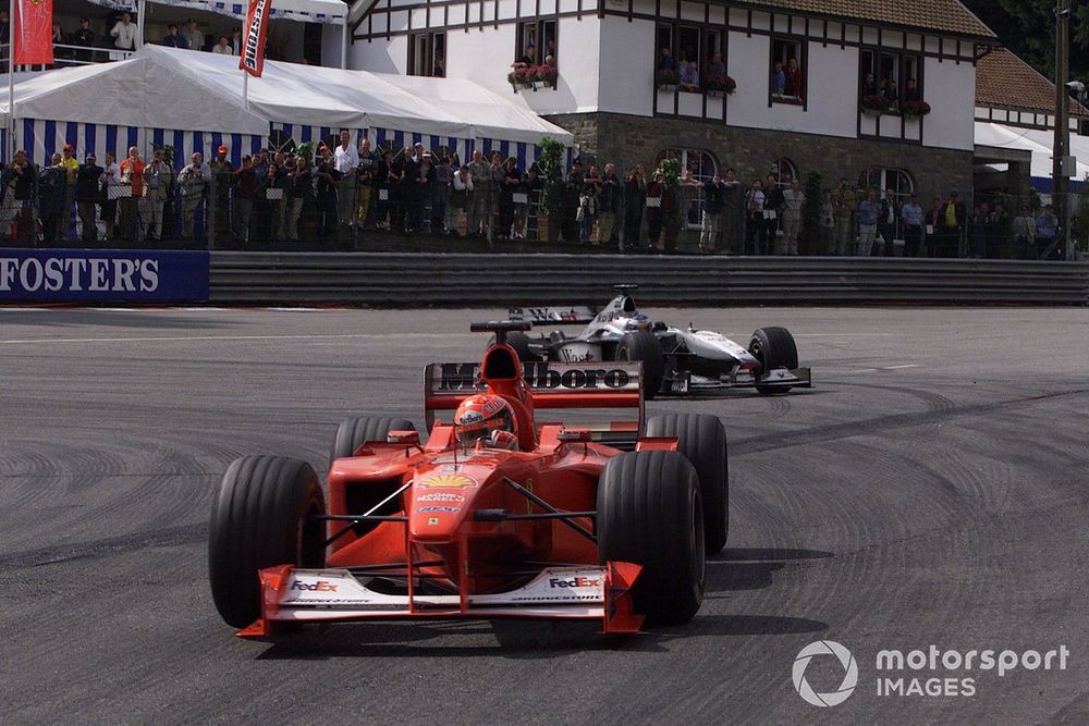 Michael Schumacher poursuivit par Mika Häkkinen.
