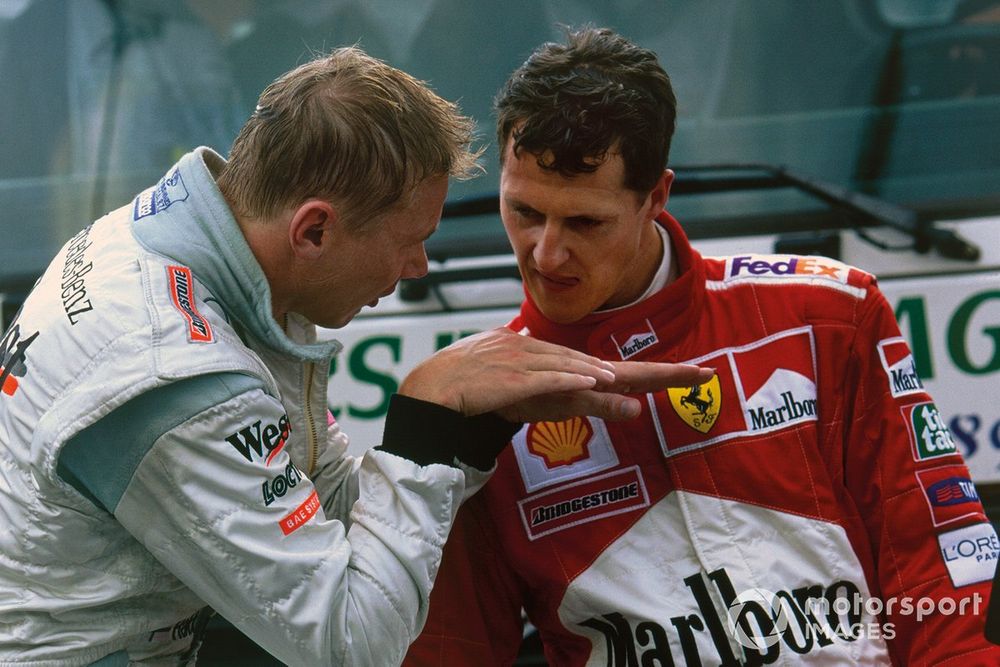 Mika Hakkinen et Michael Schumacher en discussion après la course.