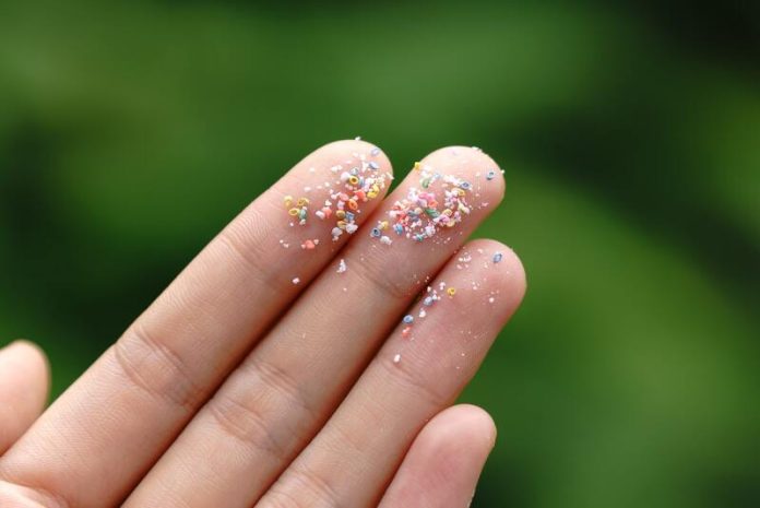 microplastiques dans l'air risques poumons pulmonaires inhalation Ma Santé Une femme qui montre les milliers de microplastiques dans l'air.