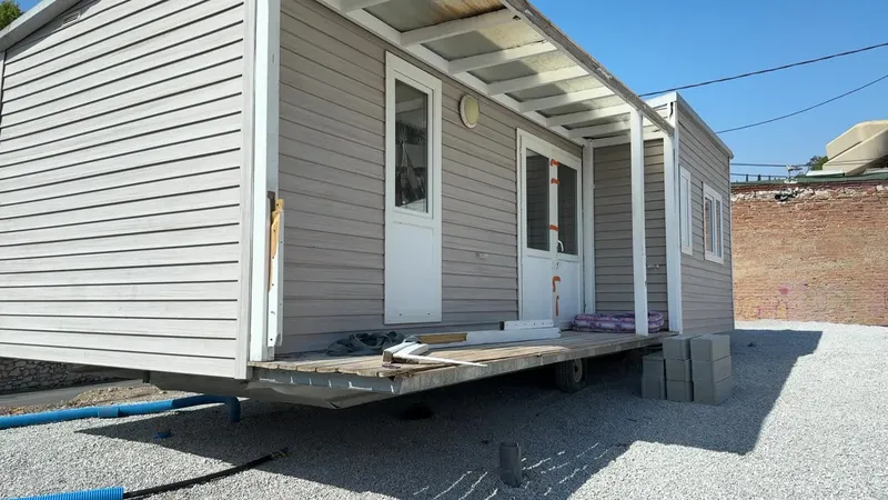 Un mobilhome fraîchement installé. Cinq sont déjà en place, d’autres doivent arriver.