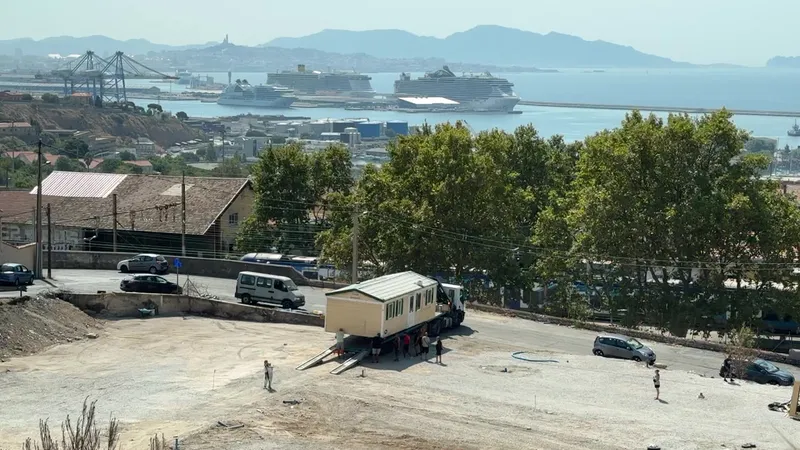 Au milieu des ruines, les mobilhomes symbolisent un nouvel espoir de reconstruction.
