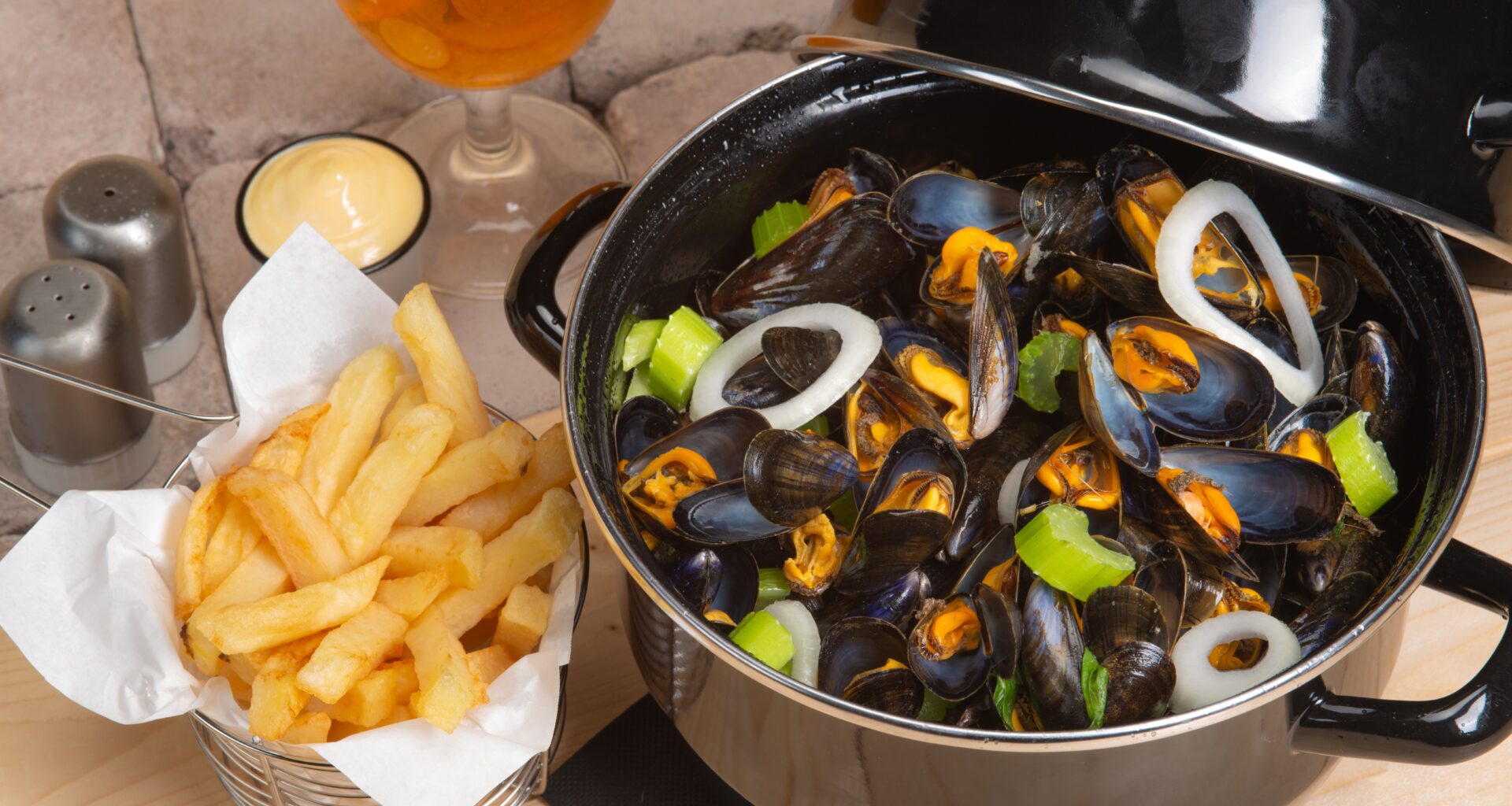 Qui cuisine les meilleures moules-frites ? Une compétition sera diffusée pendant la Braderie de Lille - 20/08/2025