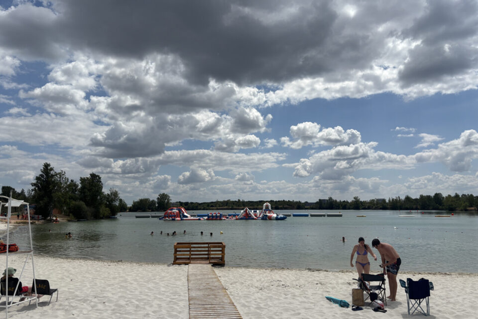 Avec ce ponton, les personnes à mobilité réduite peuvent avoir accès à la zone de baignade grâce à un fauteuil spécial.