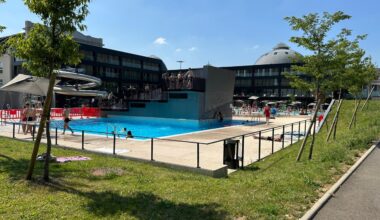 un étudiant de 26 ans photographie un père et sa fille dans une cabine avec son portable