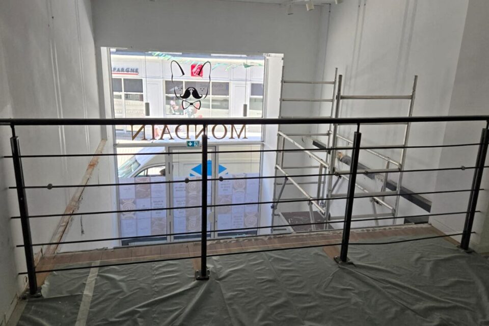 Mama Café aura une décoration et une vaisselle vintage dans des couleurs bleue et blanche.