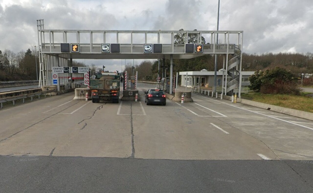 Une voiture percute un péage sur l'autoroute près de Nantes : une personne retrouvée morte