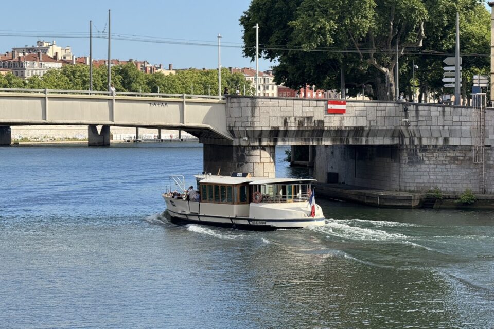 La navette fluviale TCL sur la Saône à Lyon.