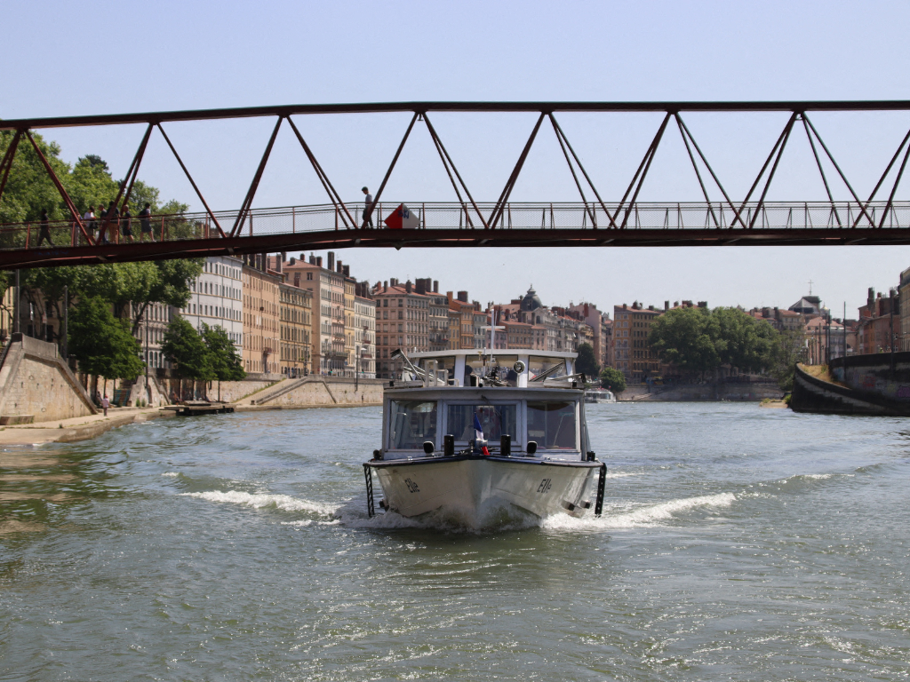 Lyon. Entre bateaux vides et succès le week-end, la navette fluviale TCL est-elle utile ?