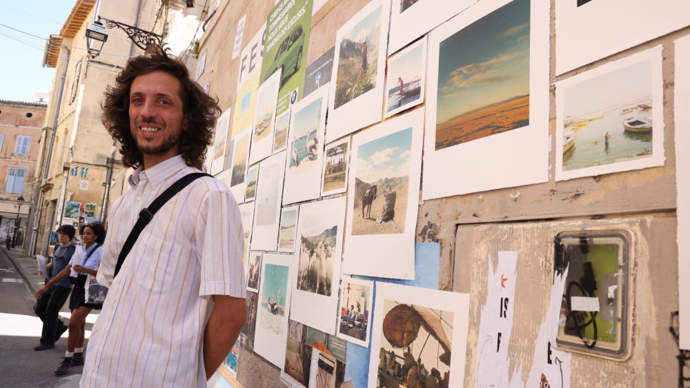 À Arles, Nicolas Lutzius parcourt les quatre coins du monde, mais expose ses clichés au bout de la rue