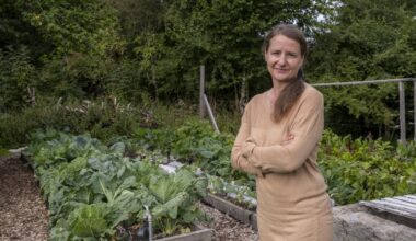 Antoinette Rychner devant ses cultures de légumes aux Bois.
