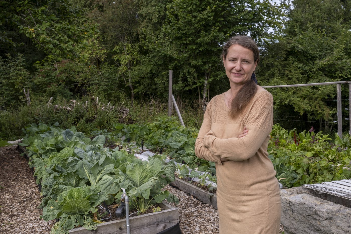 Antoinette Rychner devant ses cultures de légumes aux Bois.