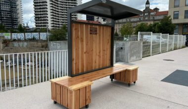 des nouveaux "bancs-pergolas" installés sur ce pont fréquenté du centre-ville