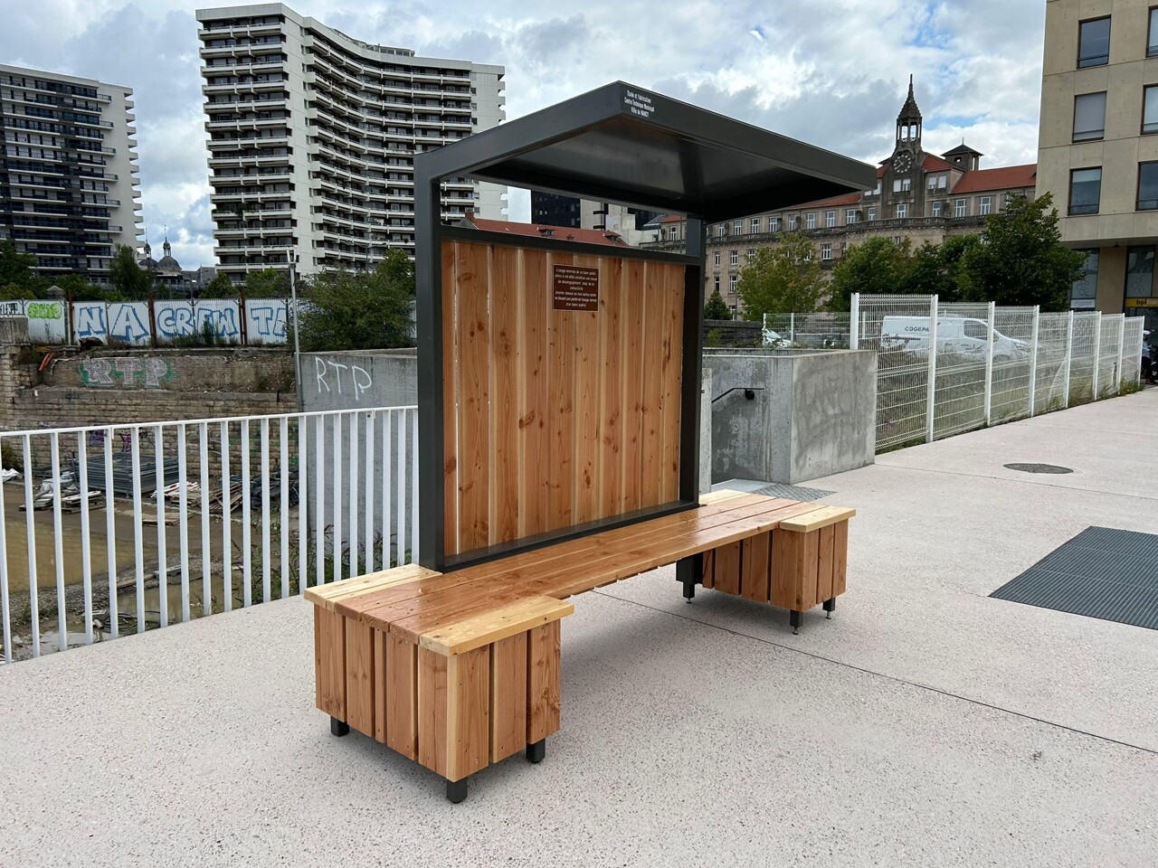 des nouveaux "bancs-pergolas" installés sur ce pont fréquenté du centre-ville