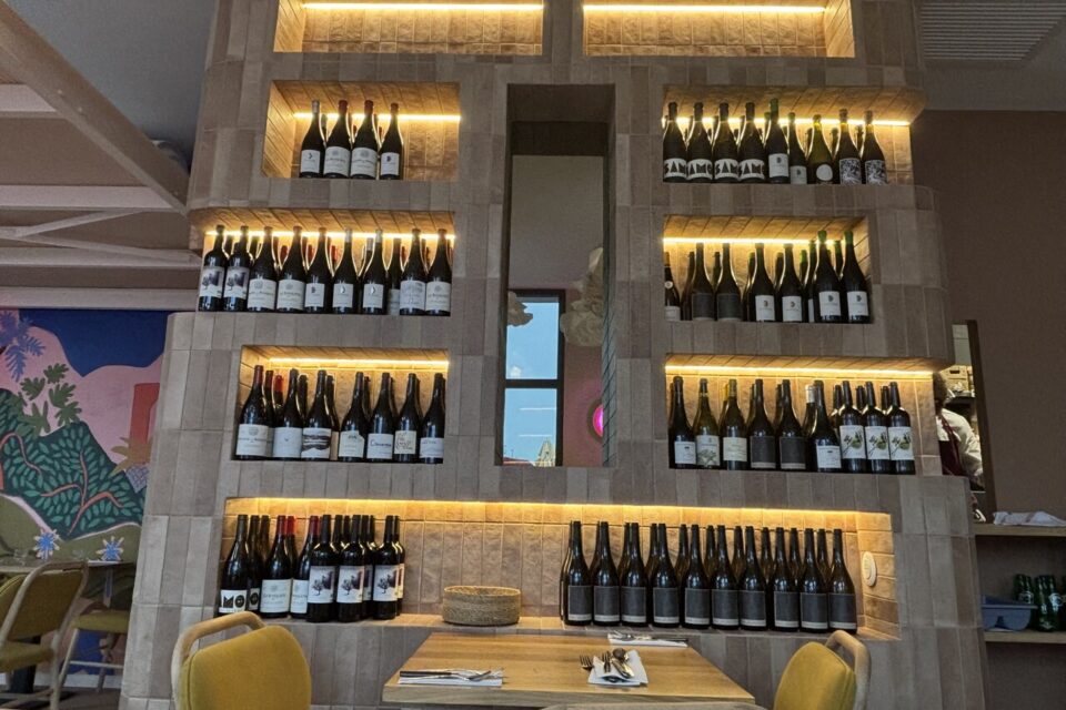 Chez Odom, la sélection du vin est minutieuse mais correspond au plus grand nombre.