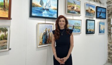L’artiste peintre Oriana Cornille dans la lumière à la Galerie du Port de La Ciotat