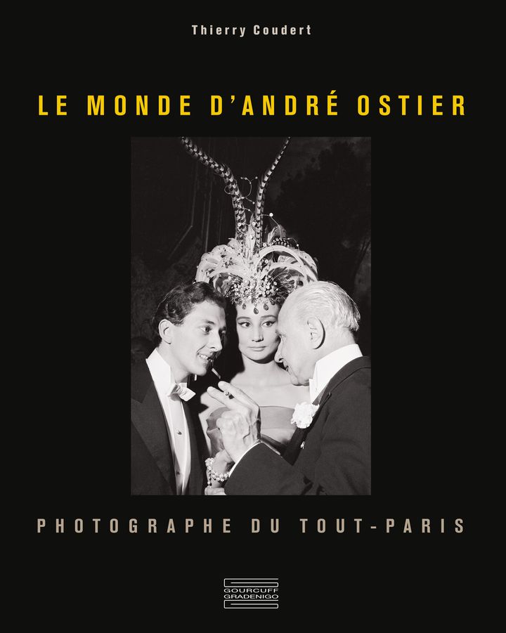 Couverture du livre "Le monde d'André Ostier. Photographe du Tout-Paris". (EDITIONS GOURCUFF GRADZENIGO)