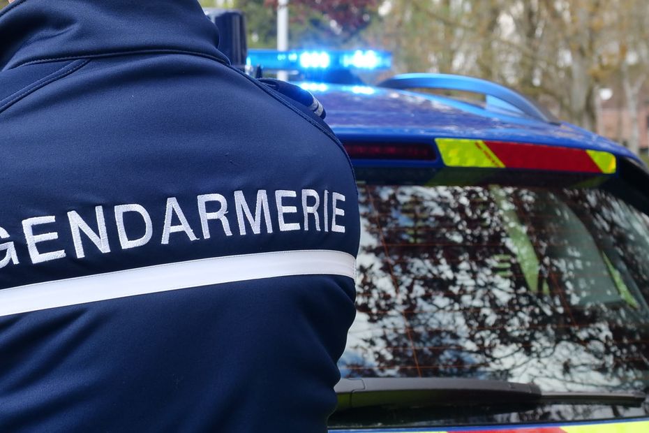 Un homme de 28 ans meurt fauché par une voiture au bord d'une route départementale, le conducteur est toujours en fuite