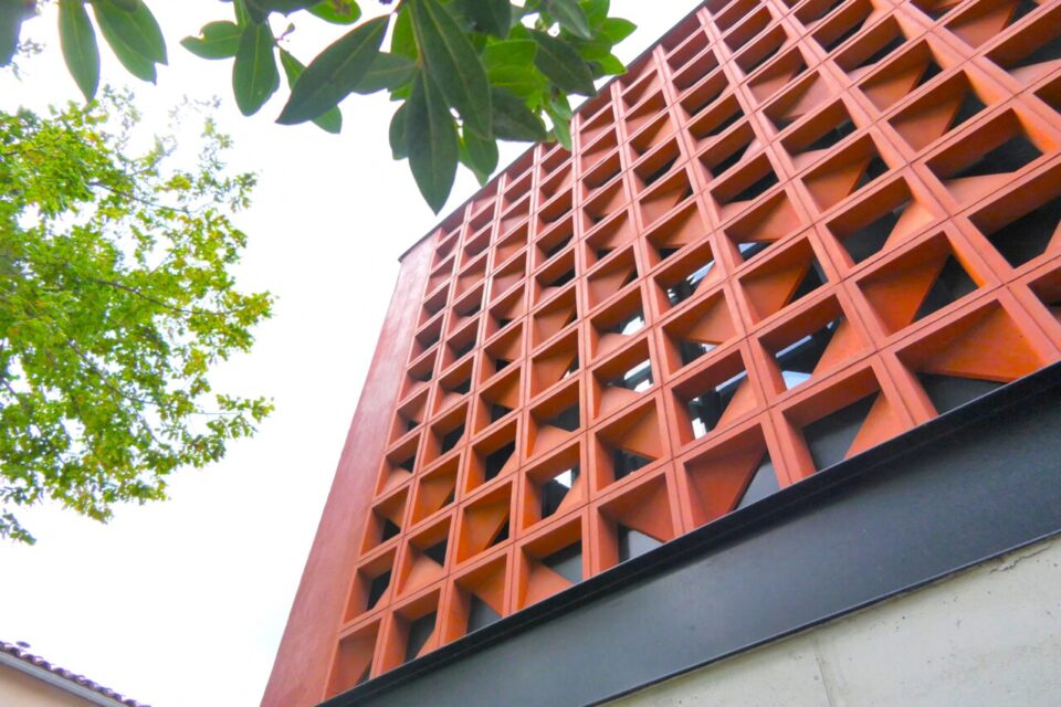 396 pièces en brique rouge composent la façade de la maison COB.