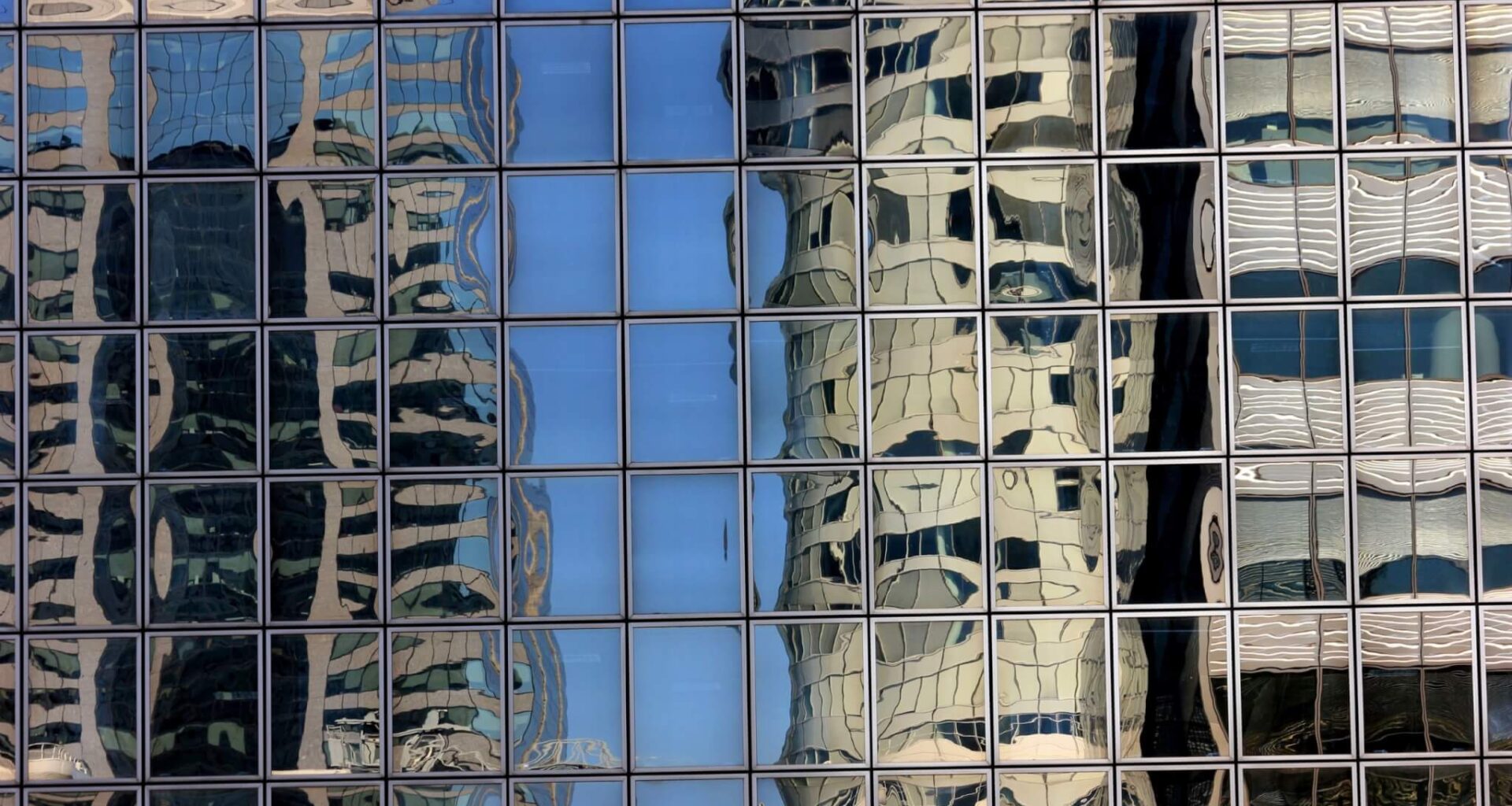Ile-de-France : le défi de l'inadaptation des tours de verre au changement climatique