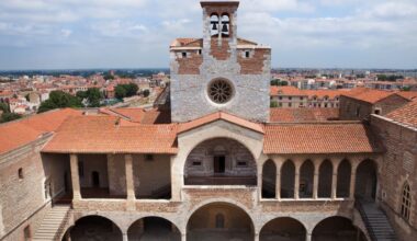 Une vue aérienne d'un vieux bâtiment avec une tour de l'horloge.