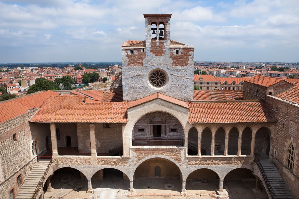 Une vue aérienne d'un vieux bâtiment avec une tour de l'horloge.
