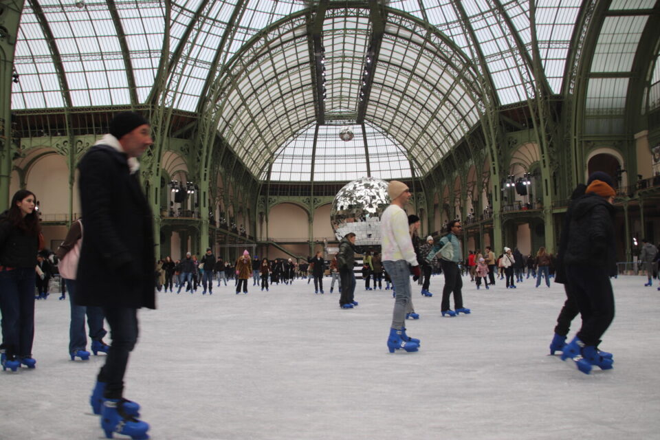 Sous la sublime verrière du Grand Palais, les patineurs redécouvrent la patinoire fermée pour travaux durant près de cinq ans. 