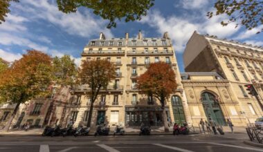son appartement parisien, décoré de bois et de métal