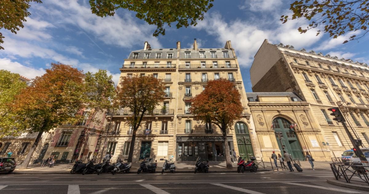 son appartement parisien, décoré de bois et de métal