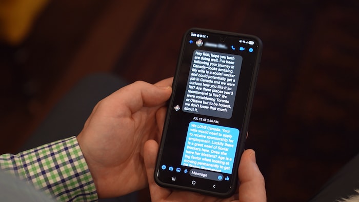 Un échange de messages textes sur un téléphone portable.