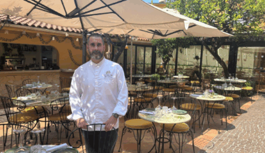 sur la promenade des Anglais, cet établissement détonne