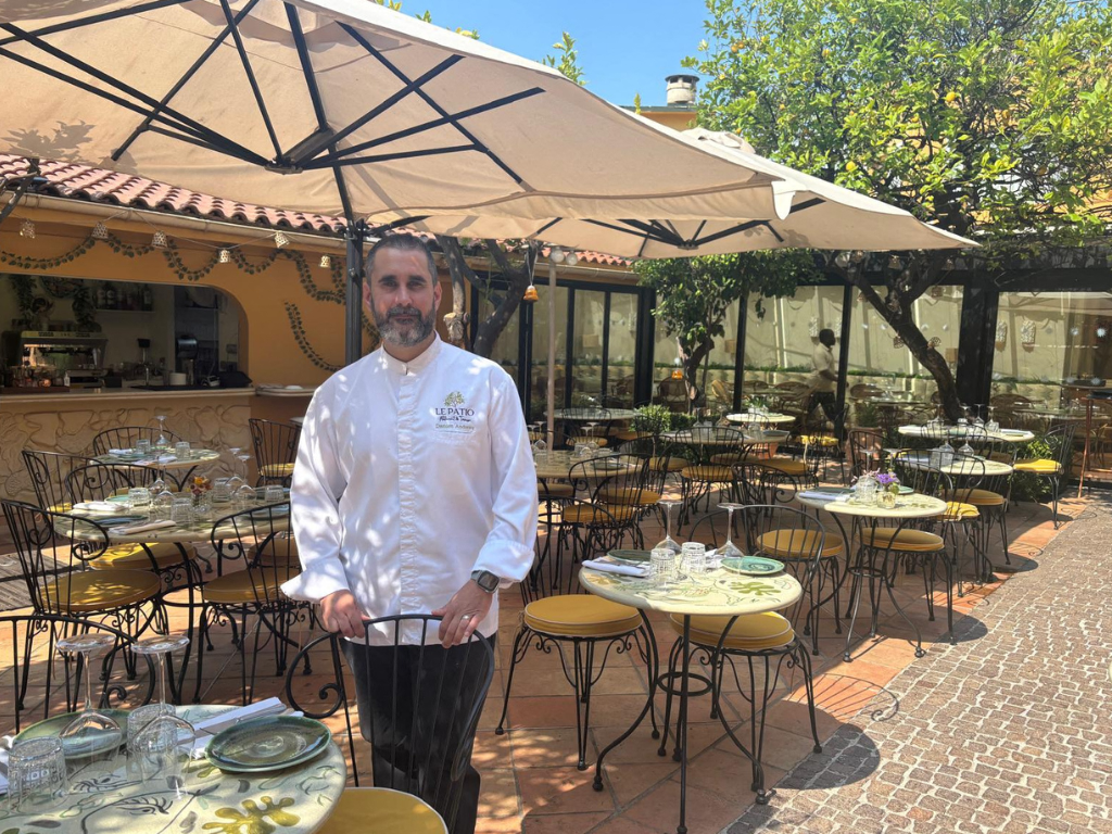 sur la promenade des Anglais, cet établissement détonne