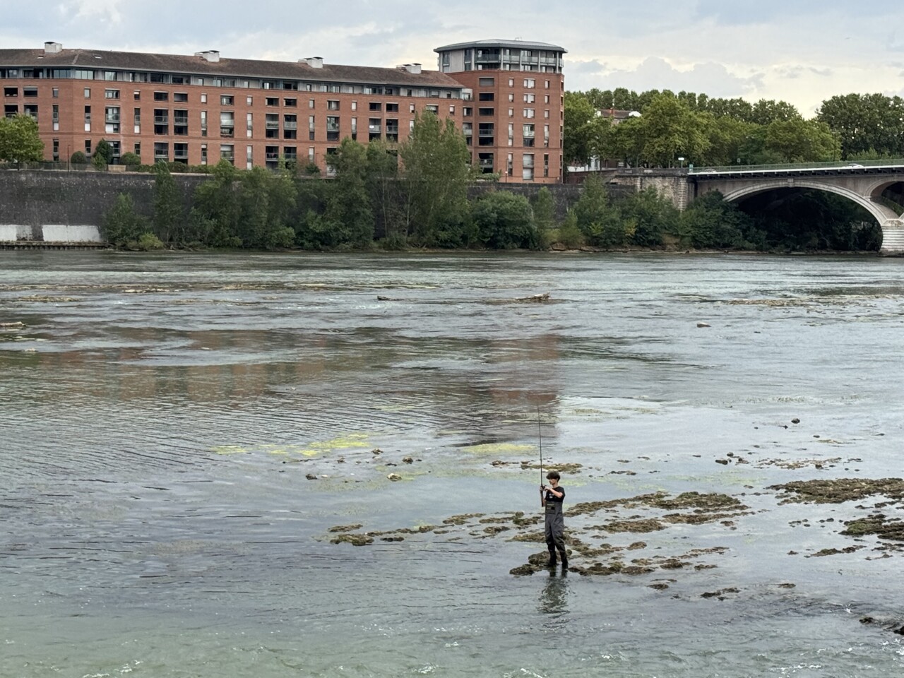 Toulouse. Il pêche dans la Garonne près d'un barrage : quelle est la réglementation ?