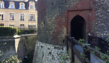 En voulant récupérer son téléphone, il se retrouve bloqué dans le Donjon de Rouen