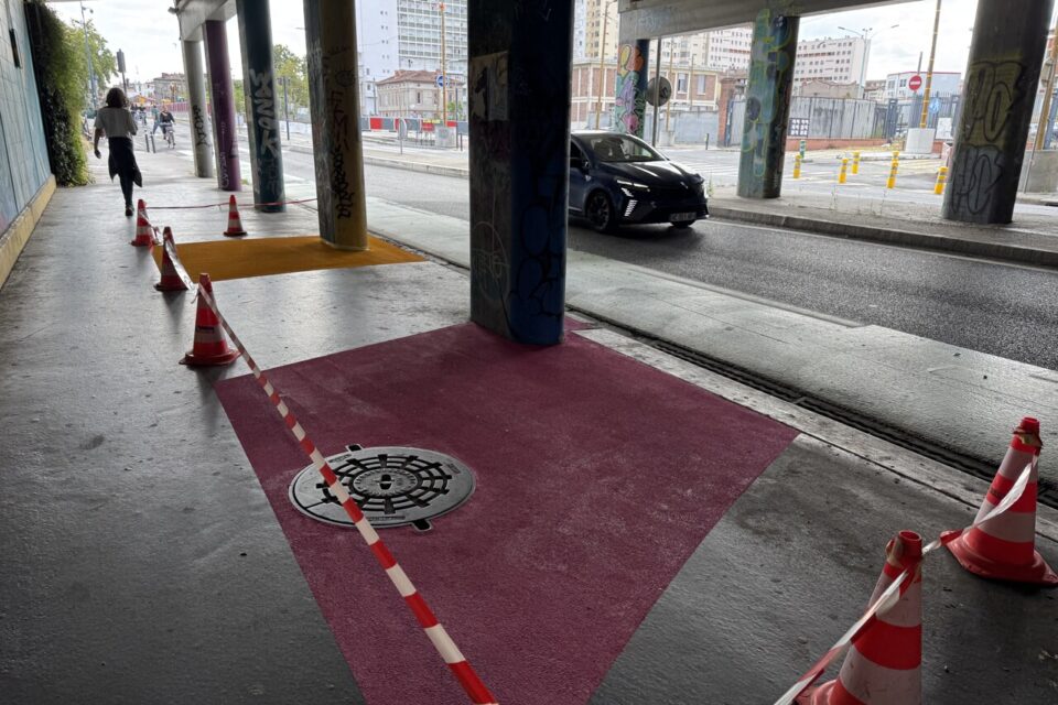 La peinture des trottoirs a commencé ce mardi 29 juillet, d'abord sous le pont de train, puis s'est déplacé petit à petit jusqu'à l'école élémentaire du quartier. 