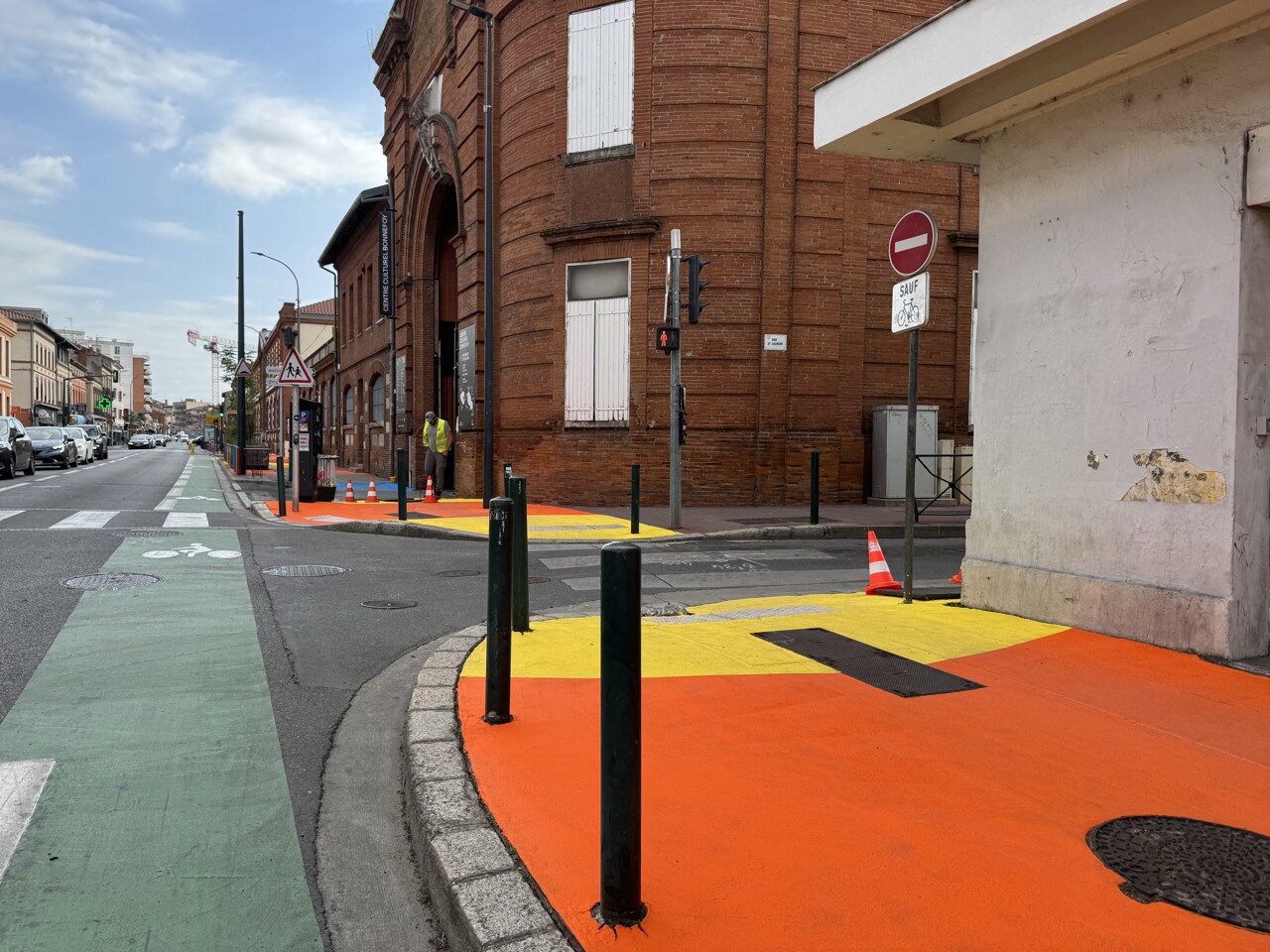 Pourquoi ces trottoirs de Toulouse sont-ils recouverts de peinture flashy ?