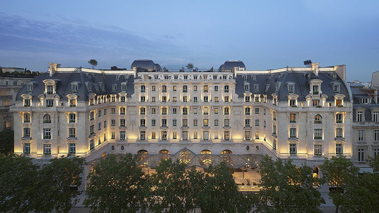 On a dormi dans une des chambres de palace les plus folles de Paris