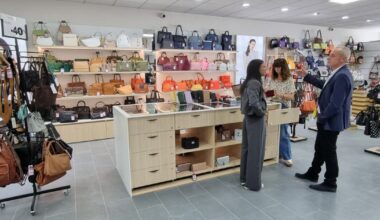 c'est le 76ᵉ magasin du maroquinier du Chambon-Feugerolles