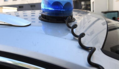 il essaye de fuir les policiers, pieds nus