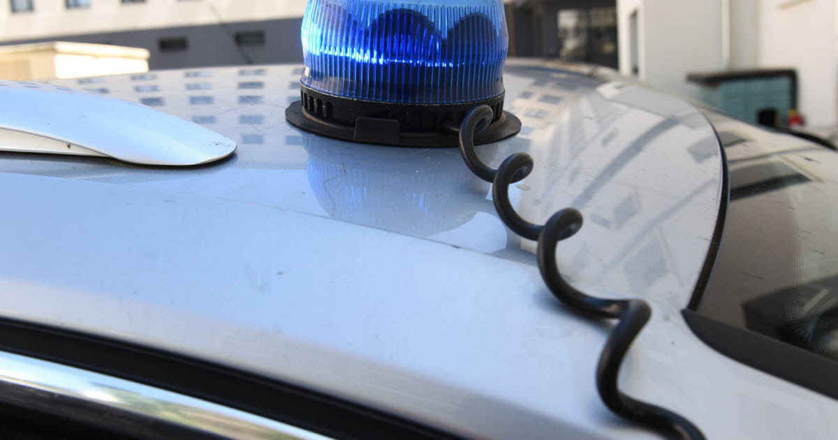 il essaye de fuir les policiers, pieds nus