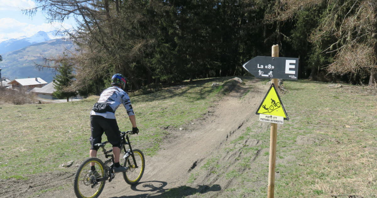 Savoie. Un vététiste de 51 ans évacué à Grenoble après une lourde chute aux Arcs