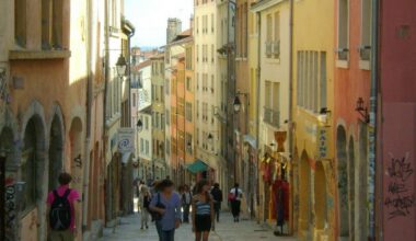 Lyon. À la Croix-Rousse, la Grande Côte et la Grande Rue formaient un même axe aux univers bien différents