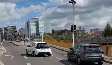 ce feu tricolore sans intersection désespère les automobilistes