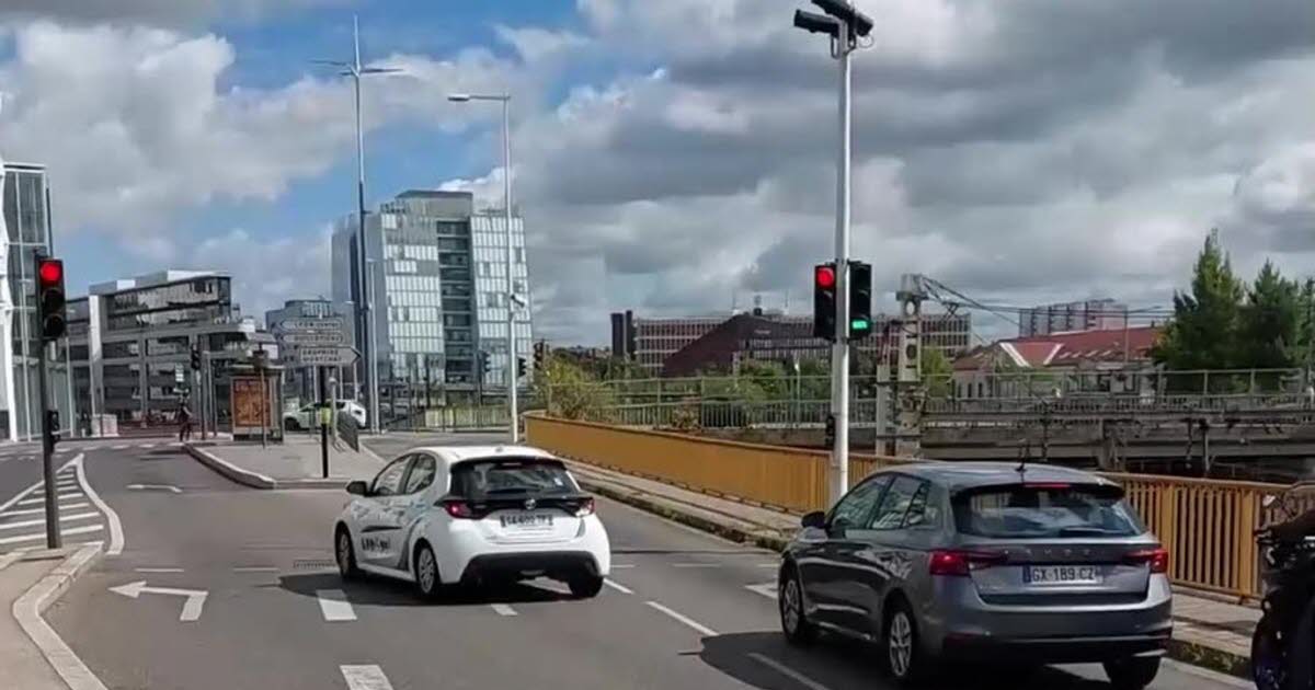 ce feu tricolore sans intersection désespère les automobilistes