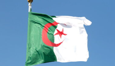 un diplomate visé par un mandat d'arrêt